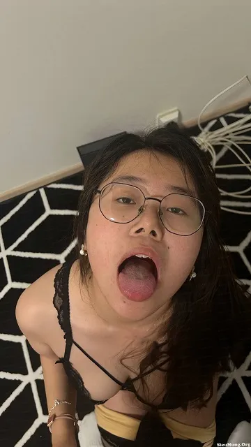 Pic + Em người yêu suốt ngày lè lưỡi đòi bú cặc