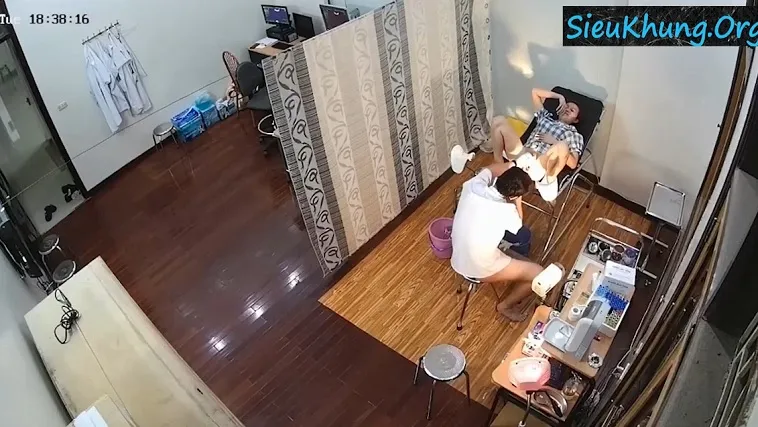 Quay lén phòng khám địt nhau.