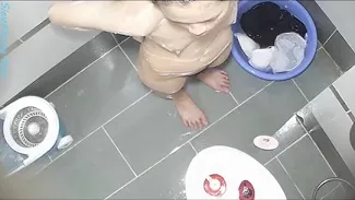 Em dâu tắm truồng, Mu lồn rực rỡ.