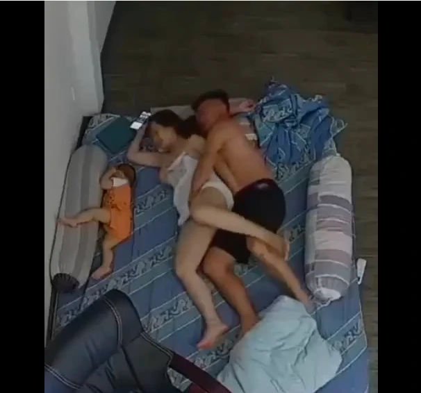 Chịch trước mặt con là tội ác.