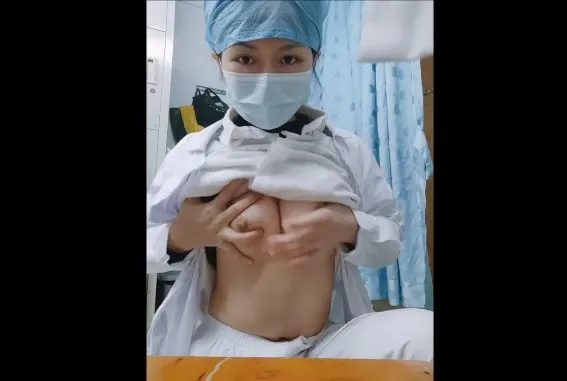 Em y tá nứng lồn giờ nghỉ trưa.