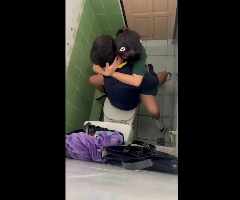 Học sinh trốn học trong toilet.