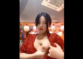 Gái xinh khoe Vếu lúc chờ ăn trưa ở nhà hàng