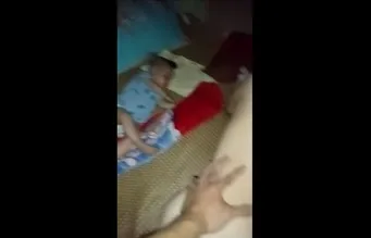 Vợ chồng vụng trộm khi con đang ngủ.