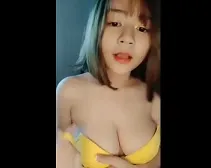 Gái Việt dâm khoe hàng, áo vàng hơi chói