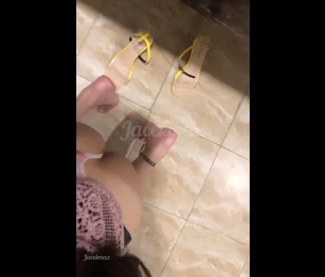 Địt vội trong toilet công cộng.