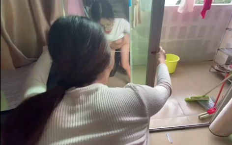 Đâm em kính cận trước gương đầy kích thích.