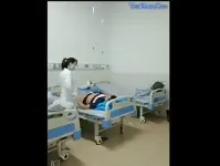 Nữ y tá sóc lọ hồi sức cho bệnh nhân !