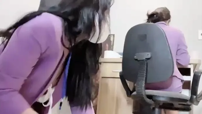 Nhân viên BĐS tiếp thị lồn trong văn phòng.