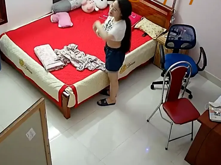 Em học sinh cấp 2 thay đồ, vú như cái tô.