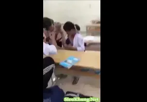 Shock Ép bạn cùng lớp móc hàng ra xem chơi !