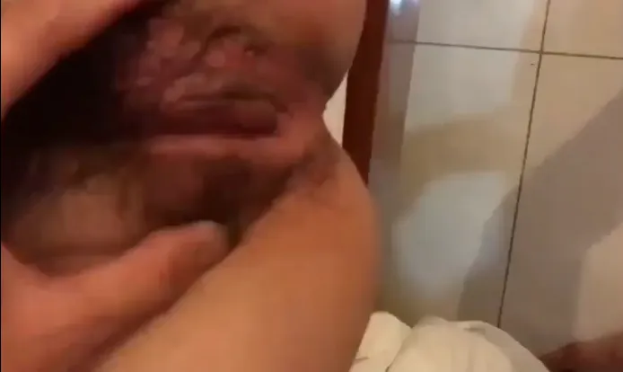 Anh hàng xóm ơi, vợ anh nói em ra rồi kìa ;