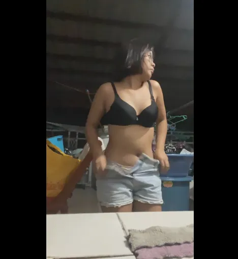 Em gái cởi quần trên sân thượng.