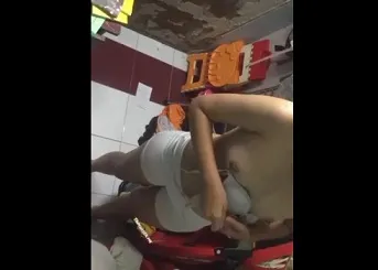 Quay lén em gái thay áo dài đi học !!!