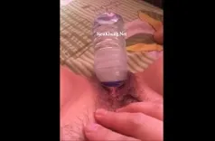 Thử thách thủ dâm với chai nước suối