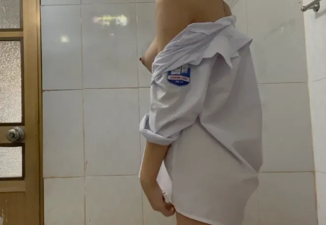 Tan trường là khoe vú